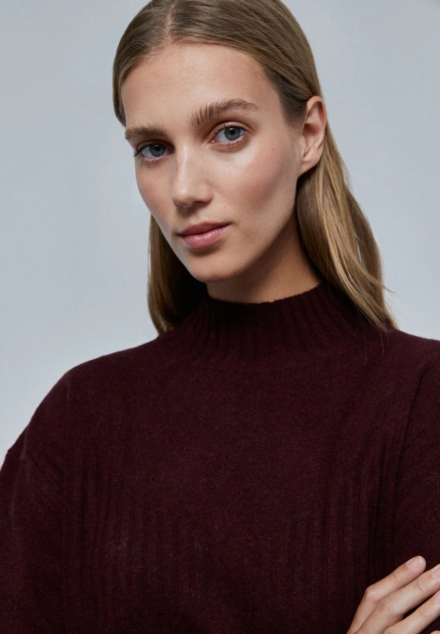 "ScalpersCompany Women's Ribbed Turtleneck Sweater - Stylish & Comfortable Knit Top"